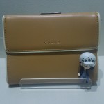 販売　リユースブランド財布・小物　/　中古ブランド財布・小物　　COACH（コーチ）コンパクト財布　　　theou（ザオウ）イオンモール姫路大津店にて販売中☆　貴金属・ブランド品・洋酒・中国酒・骨董品・コスメの買取も、やってるよ☆　～姫路市・高砂市・加古川市・たつの市・太子町・英賀保・山崎・相生市・赤穂市～