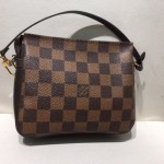 販売　リユースブランド　バッグ　LV　ダミエポシェット　アクセソワール　Ｍ51982　 theou（ザオウ）姫路大津店　theou（ザオウ）イオンモール姫路大津店にて販売中☆　 貴金属・ブランド品・洋酒・中国酒・骨董品・コスメの買取も、やってるよ☆　 ～姫路市・高砂市・加古川市・たつの市・太子町・英賀保・山崎・相生市・赤穂市～ 　